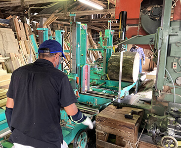 山岸木材工業では2010年に新しい機械を導入しより効率的に製材が可能になりました。