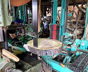 山岸木材工業では2010年に新しい機械を導入しより効率的に製材が可能になりました。